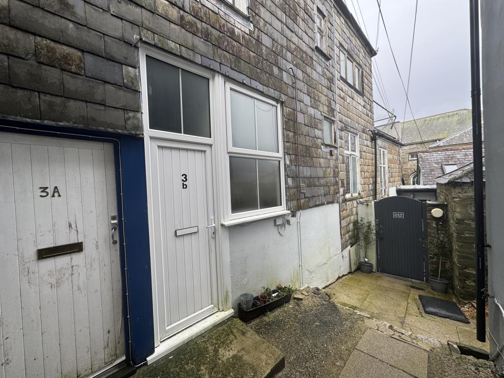 Lot: 134 - TOWN CENTRE FLAT FOR INVESTMENT OR OCCUPATION - Entrance